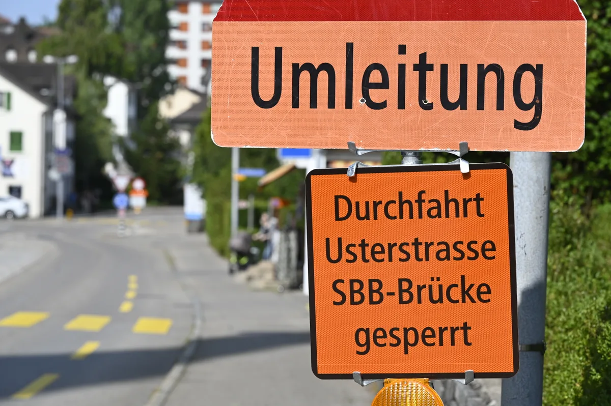 Der fertig montierte Raupenkran über den Dächern von Wetzikon.